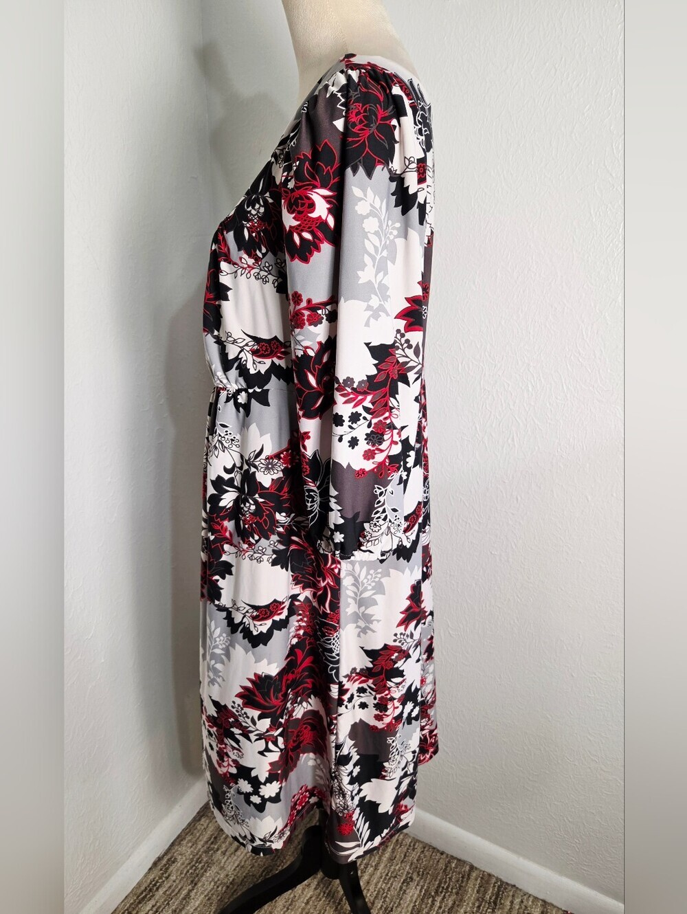 Daisy Fuentes Red, Black, White & Gray Floral Empire Waist Dress, Size XL - Picture 6 of 10